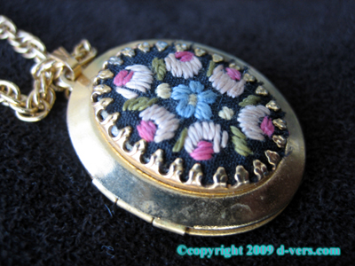 LOCKET Embroidered Floral Gold 1940s Chain 23" LOCKET Embroidered Floral Gold 1940s Chain 23"
